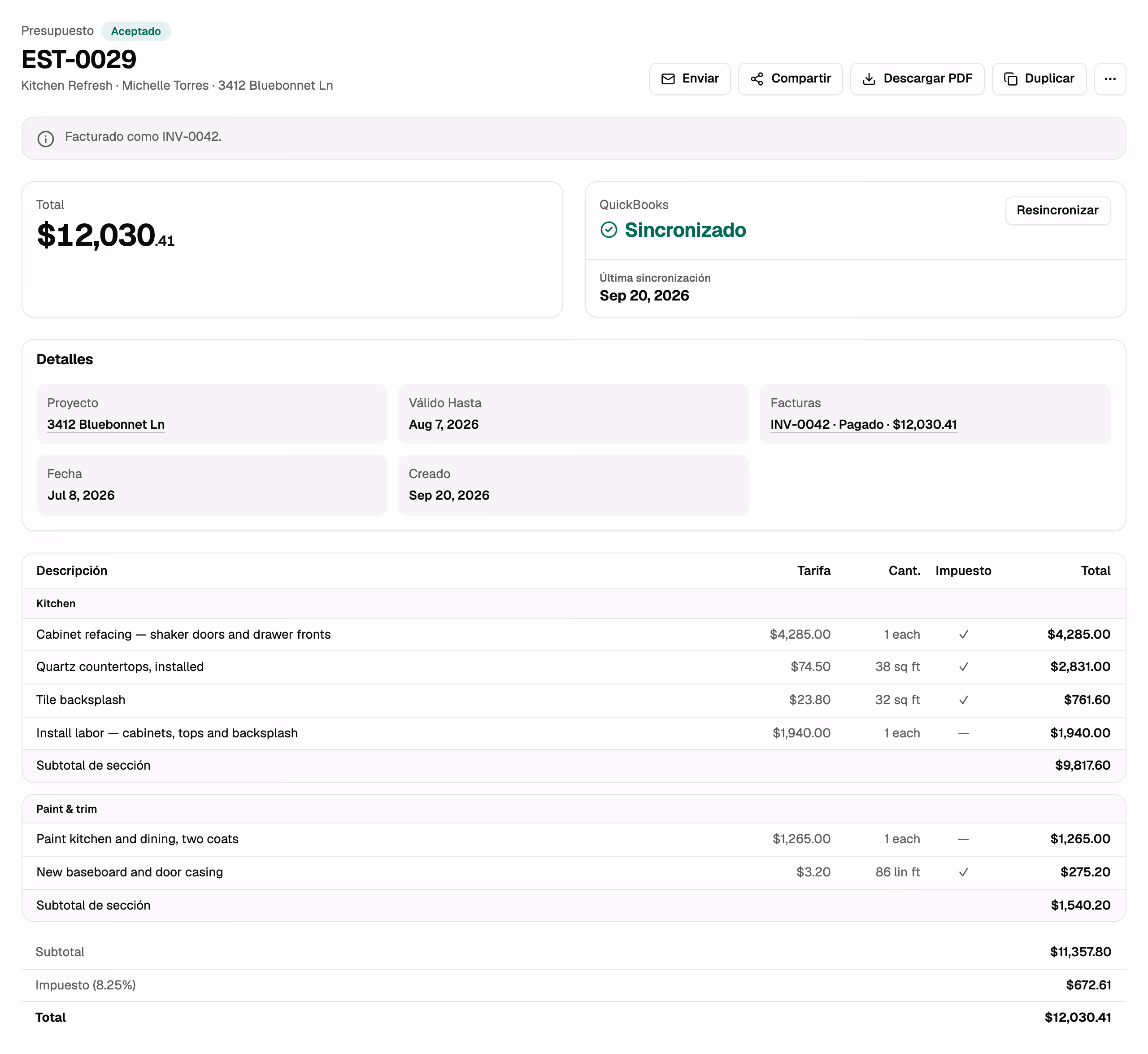 Una estimación aceptada en Jobkore para la remodelación de una casa completa: cuatro secciones con sus propios subtotales, un subtotal de $18,000, 8.25% de impuesto y un total de $19,138.50.