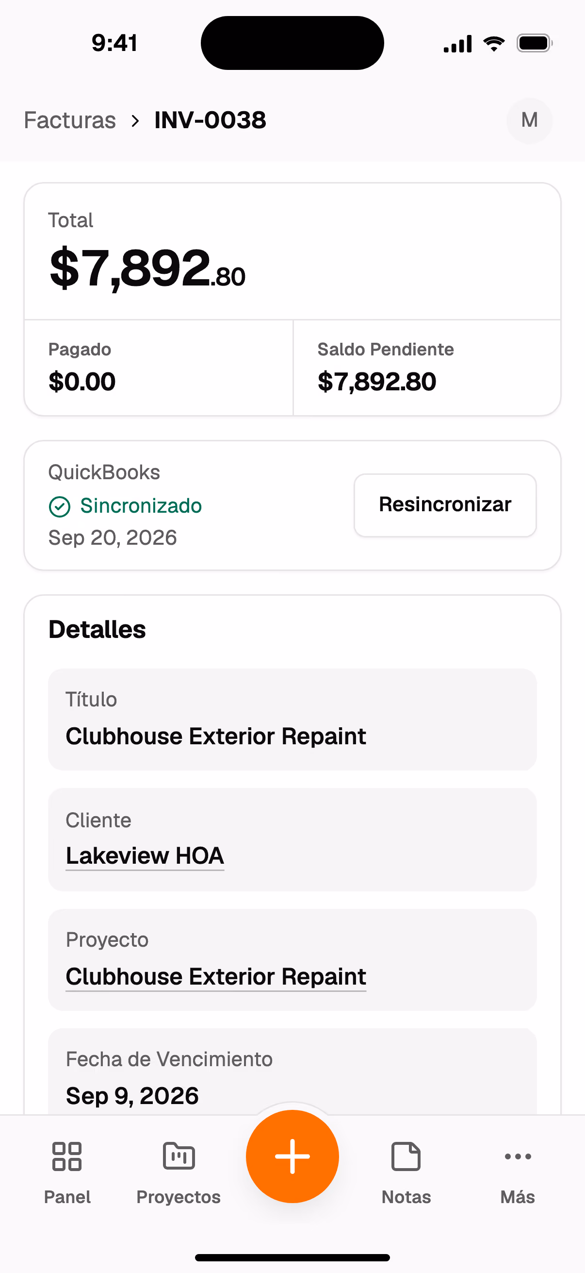 Una factura vencida en el teléfono, con su total, estado y partidas
