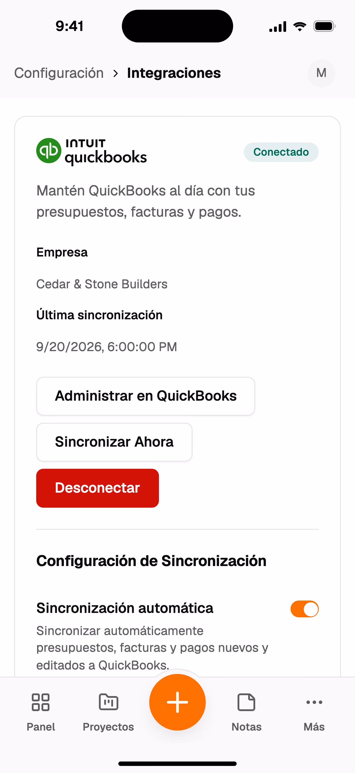 La tarjeta de QuickBooks Online en el teléfono, conectada y sincronizando automáticamente