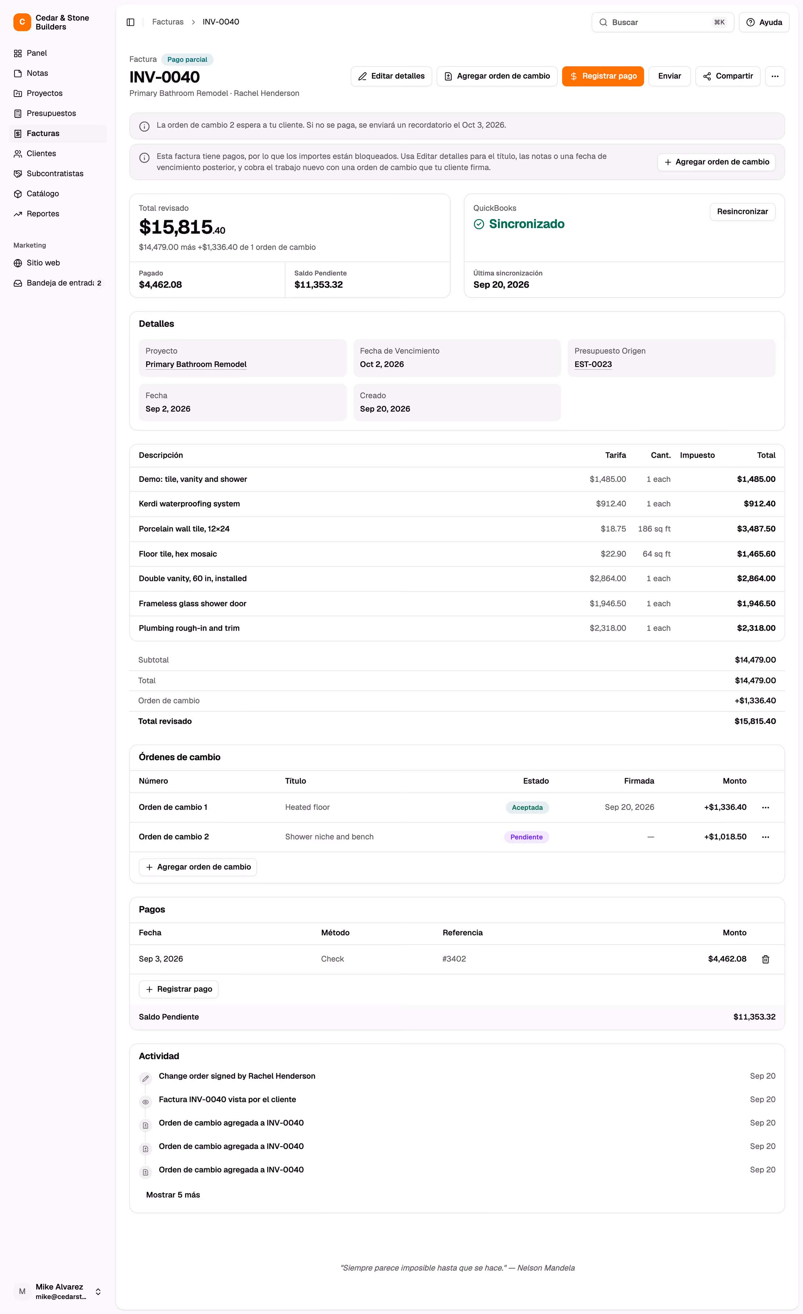 Una factura de Jobkore con pago parcial para la remodelación de un baño principal: hecha a partir de la estimación EST-0023, un total revisado de $15,815.40 tras una orden de cambio firmada, $4,462.08 pagados con cheque, $11,353.32 de saldo pendiente, una segunda orden de cambio esperando al cliente, QuickBooks sincronizado y el registro de actividad.